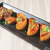 源助大根と豚バラ肉のステーキ