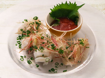 鱧（はも）の湯引き　梅肉ソース