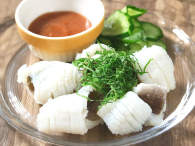 鱧の湯引き　梅肉ソース