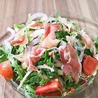 春菊と生ハムのサラダ