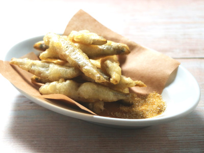ワカサギのフリット　カレー塩